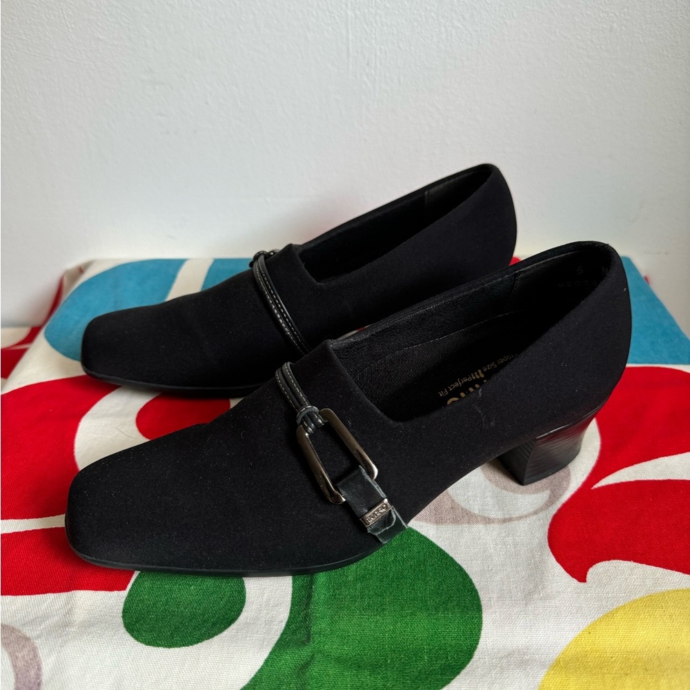 Munro black heels
